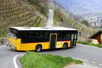 Ein Volvo 8900 auf der Linie 12.213 Frontiere - Martigny Gare mit vollem Lenkeinschlag auf der kurvenreichen Pergpoststraße; 10.04.2021