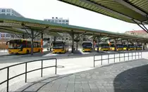 Mehrere, nun sieben aneinander abgestellte VDL Citea der BVG am ZOB, Berlin im April 2021.