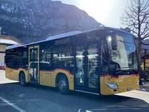 MB C2 K hybrid '11213' vom PU Flück Reisen, Brienz am 8.4.21 nach der Abfahrt beim Bahnhof Meiringen.