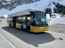 Hess SwissDiesel Zugfahrzeug '10148'  SG 426 001  von PostAuto am 11.4.21 auf der Schwägalp.