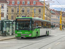 Graz. BD 15600 von Postbus wartet hier am Jakominiplatz seine Stehzeit ab, ehe er als Linie 250 zum Schöklkreuz fährt.