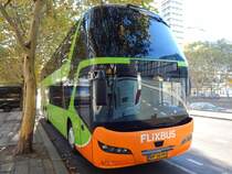 Neoplan Skyliner von Flixbus/Papuga aus Dänemark in Berlin am 31.10.2018