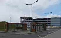 Die Bushaltestelle Belval Université am gleinamigen Bahnhof, dahinter das Parkhaus mit direktem Übergang zum Bahnhof, das besondere hierbei ist Das Parkhaus liegt in Frankreich, die Bushaltestelle sowie der Bahnhof ist luxemburgisches Gebiet. 04.2021
