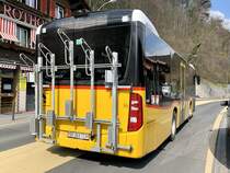 Heckansicht des MB C2 K '11528' vom PU Flück Reisen, Brienz am 15.4.21 nach der Abfahrt beim Bahnhof Brienz.