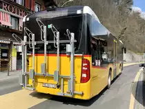 Heckansicht des MB C2 K '11528' vom PU Flück Reisen, Brienz am 15.4.21 nach der Abfahrt beim Bahnhof Brienz.