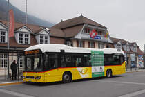 Volvo Hybrid Bus der Post, auf der Linie 102, wartet an der Endstation beim Bahnhof Interlaken Ost. Die Aufnahme stammt vom 03.04.2021.