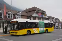 Volvo Hybrid Bus der Post, auf der Linie 102, wartet an der Endstation beim Bahnhof Interlaken Ost. Die Aufnahme stammt vom 03.04.2021.
