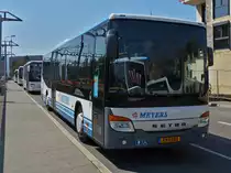 AM 5564, Setra S 416 Le von Autocars Meyers, ist am Bahnhof in Ettelbrück angekommen 17.04.2021