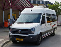 VE 2061, VW Crafter von Voyages Ecker, macht Halt am Bahnhof in Mersch. 04.09.2018