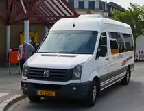 VE 2061, VW Crafter von Voyages Ecker, macht Halt am Bahnhof in Mersch. 04.09.2018