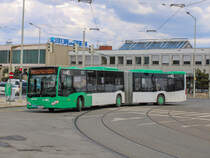 Graz. Wegen Bauarbeiten wurde die Straßenbahnlinie 5 der Graz Linien am 20.04. und 21.04.2021 zwischen Zentralfriedhof und Puntigam mit Schienenersatzverkehr geführt. Wagen 173 ist hier am 20.04.2021 als E5 bei der Einfahrt in Haltestelle Zentralfriedhof zu sehen.