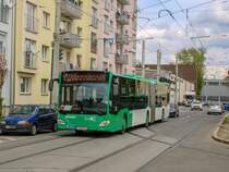 Graz. Aufgrund des Aufbringens eines Netzes zur Tierabwehr beim Hauptbahnhof, wurden am 01.05. und 02.05.2021 die Linie 1 zwischen Hilmteich und Jakominiplatz und die Linie 7 zwischen LKH MED UNI und Jakominiplatz/Steyrergasse kurzgeführt. Zwischen Jakominiplatz und Laudongasse wurde ein Schienenersatzverkehr mit Bussen der Graz Linien eingerichtet. Zwischen Asperngasse und Eggenberg bzw. Wetzelsdorf wurde ebenfalls ein Ersatzverkehr eingerichtet (Linie E1 und E7), welche aufgrund von Busmangel bei den Graz Linien mit Privaten Bussen der Firma Watzke geführt wurden.
Wagen 165 der Graz Linien ist hier beim Einbiegen als E in die Stradiotgasse / Laudongasse zu sehen.