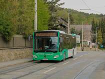 Graz. Aufgrund des Aufbringens eines Netzes zur Tierabwehr beim Hauptbahnhof, wurden am 01.05. und 02.05.2021 die Linie 1 zwischen Hilmteich und Jakominiplatz und die Linie 7 zwischen LKH MED UNI und Jakominiplatz/Steyrergasse kurzgeführt. Zwischen Jakominiplatz und Laudongasse wurde ein Schienenersatzverkehr mit Bussen der Graz Linien eingerichtet. Zwischen Asperngasse und Eggenberg bzw. Wetzelsdorf wurde ebenfalls ein Ersatzverkehr eingerichtet (Linie E1 und E7), welche aufgrund von Busmangel bei den Graz Linien mit Privaten Bussen der Firma Watzke geführt wurden. Wagen W1305 von Watzke ist hier als E1 in der Laudongasse zu sehen.