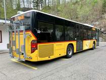 Heckansicht der Setra 415 NF Nr. 8 '5682' vom PU Flück, Brienz am 10.5.21 beim Bahnhof Brünig-Hasliberg.