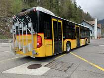 Heckansicht des MB C2 hybrid '11527' vom OU Flück, Brienz am 10.5.21 bei der Ankunft beim Bahnhof Brünig-Hasliberg.