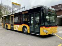 Der MB C2 hybrid '11527' vom PU Flück, Brienz am 10.5.21 beim Bahnhof Brünig-Hasliberg.