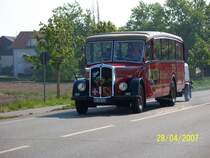 Saurer Oltimerbus kurz nach Neuluheim. Der Bus nahm an der Ausfahrt des Busoldtimertreffs von Sinsheim nach Speyer und anschlieend wieder nach Sinsheim teil. Organisiert wurde das treffen von den Technik Museen Sinsheim und Speyer.