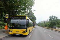 An der Endhaltestelle in Berlin Rudow steht VDL Citea LLE der BVG der Linie 162 am 02. Juli 2021.