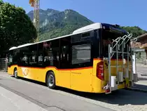 Heckansicht des neuen MB C2 hybrid '11687' von PostAuto Regie Interlaken am 10.7.21 im Dorf Wilderswil.