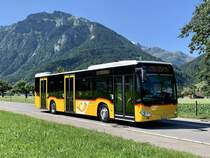 Neuer (gestern abgelieferter) MB C2 hybrid '11687'  BE 610 543  von PostAuto Regie Interlaken am 10.7.21 zwischen Wilderswil und Oberland Shopping.