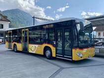 MB C2 hybrid '11686' von PostAuto Regie Interlaken am 10.7.21 auf dem Bahnhofplatz Interlaken.