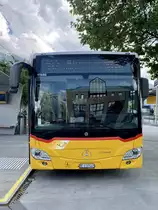 Frontansicht des neuen MB C2 hybrid '11686' von PostAuto Regie Interlaken am 10.7.21 beim Bahnhof Interlaken West.