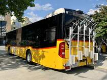 Heckansicht des neuen MB C2 hybrid '11686' von PostAuto Interlaken am 10.7.21 beim Bahnhof Interlaken West.
