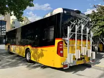 Heckansicht des neuen MB C2 hybrid '11686' von PostAuto Interlaken am 10.7.21 beim Bahnhof Interlaken West.