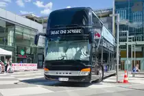Tirol impft: Setra S431DT von Beat the Street als mobiles Impfzentrum beim Einkaufzentrum DEZ in Innsbruck. Aufgenommen 10.7.2021.