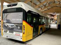 Heckansicht des Volvo 7700 Hybrid '5362' am 10.7.21 bei der Post Garage in Stechelberg.