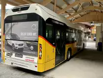 Heckansicht des Volvo 7700 Hybrid '5362' am 10.7.21 bei der Post Garage in Stechelberg.