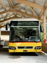 Frontansicht des Volvo 7700 Hybrid '5362' am 10.7.21 bei der Post Garage in Stechelberg.