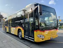 Neuer MB C2 hybrid '11683'  BE 653 385  von PostAuto Regie Aeschi am 20.7.21 beim Bahnhof Spiez.