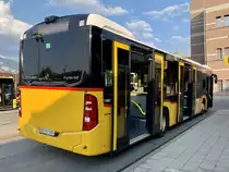 Heckansicht des neuen MB C2 hybrid '11683' von PostAuto Regie Aeschi am 20.7.21 beim Bahnhof Spiez.