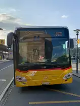 Frontansicht des MB C2 hybrid '11683' von PostAuto Regie Aeschi, der heute den ersten Einsatztag hat, 20.7.21 beim Bahnhof Spiez.