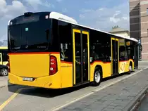 Heckansicht des zweiten neuen MB C2 hybrid '11682'  BE 653 384  von PostAuto Regie Aeschi am 21.7.21 beim Bahnhof Spiez.