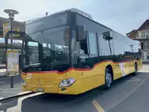 Neuer MB C2 hybrid '11682' von PostAuto Regie Aeschi am 21.7.21 beim Bahnhof Spiez.