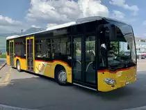 MB C2 hybrid '11426'  BE 827 645  von PostAuto Regie Interlaken (Fahrzeugtausch; Einsatz in Aeschi) am 21.7.21 bei der Ankunft beim Bahnhof Spiez.