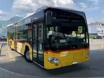 MB C2 hybrid '11403'  BE 654 089  von PostAuto Regie Aeschi am 21.7.21 bei der Ankunft beim Bahnhof Spiez.