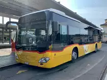 MB C2 hybrid '11403' der PostAuto Regie Aeschi am 21.7.21 beim Bahnhof Spiez.