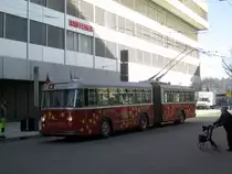 Stadtbus Winterthur Nr. 101 (FBW/SWS GTr51) am 30.3.2021 bei der Haltestelle Museumstrasse/HB. Da die Adventsfahrten im Dezember 2020 abgesagt werden mussten, führte Stadtbus Fitnessfahrten mit dem FBW Oldtimer durch. Die Folien für die Adventsfahrten wurden jedoch nicht entfernt.