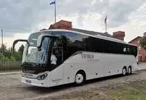 Setra S 517 HD, B-PX 4200, von Prima Klima Reisen am 23.07.2021 in Halbe. Der Bus ist hier im SEV-Einsatz für den RE2 auf der Relation Bestensee – Halbe. Im Hintergrund sind noch die Türme des Kaiserbahnhofs Halbe zu erkennen, auf dem eine neuseeländischen und eine deutsche Flagge weht.