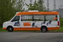 Ein Mercedes-Benz Sprinter als Kleinbus, so gesehen Mitte Mai 2021 in Neustrelitz.