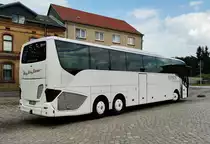 Setra S 517 HD, B-PX 4200, von Prima Klima Reisen am 23.07.2021 in Halbe. Der Bus ist hier im SEV-Einsatz für den RE2 auf der Relation Bestensee – Halbe und steht in Bahnhofsnähe auf Warteposition. 