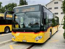 MB C2 hybrid '11463' von PostAuto Regie Laupen am 3.8.21 beim Bahnhof Düdingen.