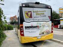 Heckansicht des MB C2 hybrid '11463' von PostAuto Regie Laupen am 3.8.21 bei der Abfahrt in Düdingen.