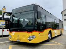 MB C2 hybrid Nr. 1 '11460'  BE 414 001  von PostAuto Regie Laupen am 3.8.21 beim Bahnhof Düdingen.