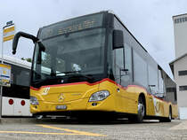 MB C2 hybrid Nr. 1 '11460'  BE 414 001  von PostAuto Regie Laupen am 3.8.21 beim Bahnhof Düdingen.