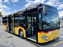 Neuer MB C2 K hybrid '11681'  BE 535 079  von PostAuto Regie Aeschi am 5.8.21 beim Bahnhof Spiez.