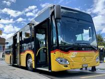 Neuster MB C2 K hybrid '11681' von PostAuto Regie Aeschi am 5.8.21 beim Bahnhof Spiez.